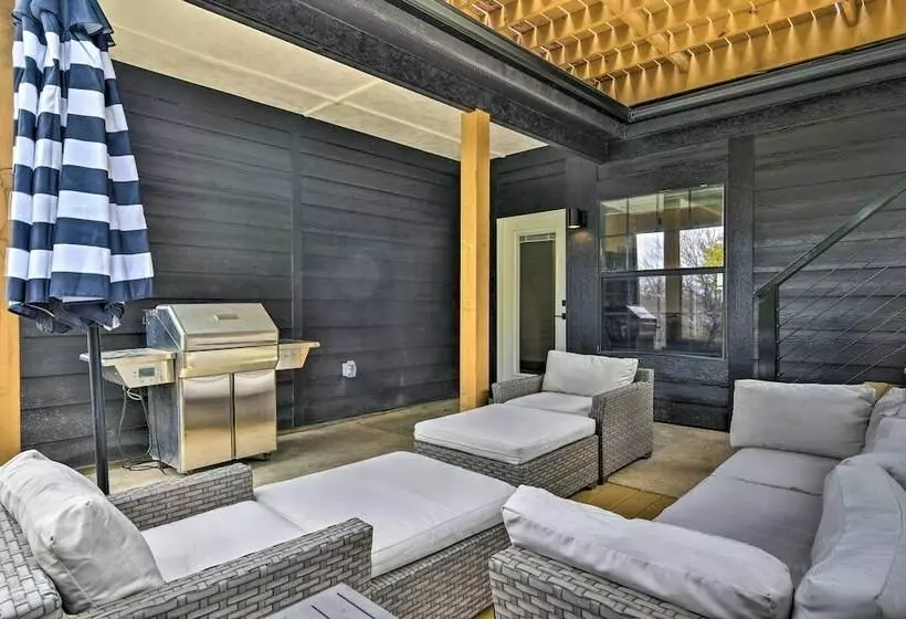 Graford Cabin W/ Rooftop Deck & Lake Views!