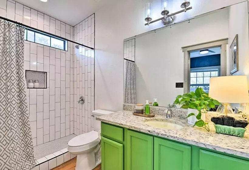 Graford Cabin W/ Rooftop Deck & Lake Views!