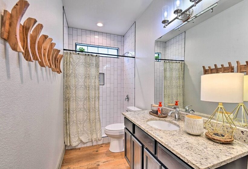 Graford Cabin W/ Rooftop Deck & Lake Views!