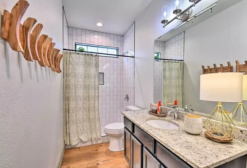 Graford Cabin W/ Rooftop Deck & Lake Views!