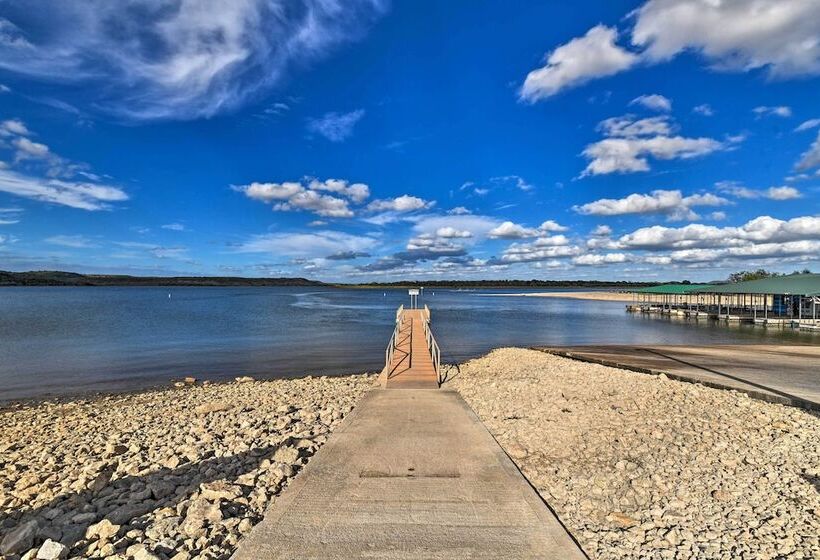 Graford Cabin W/ Rooftop Deck & Lake Views!