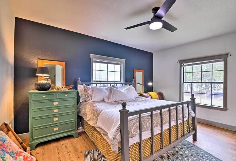 Graford Cabin W/ Rooftop Deck & Lake Views!