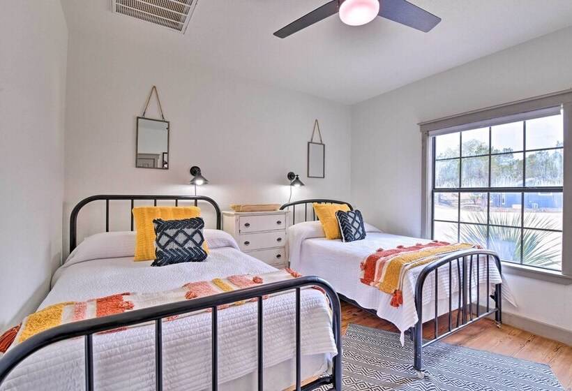 Graford Cabin W/ Rooftop Deck & Lake Views!