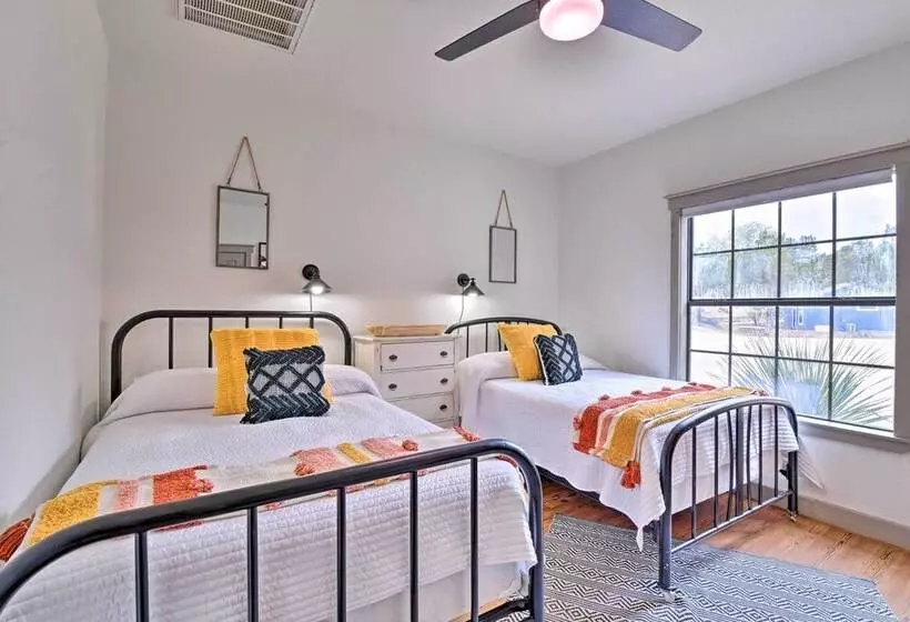 Graford Cabin W/ Rooftop Deck & Lake Views!