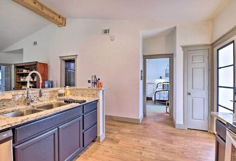 Graford Cabin W/ Rooftop Deck & Lake Views!