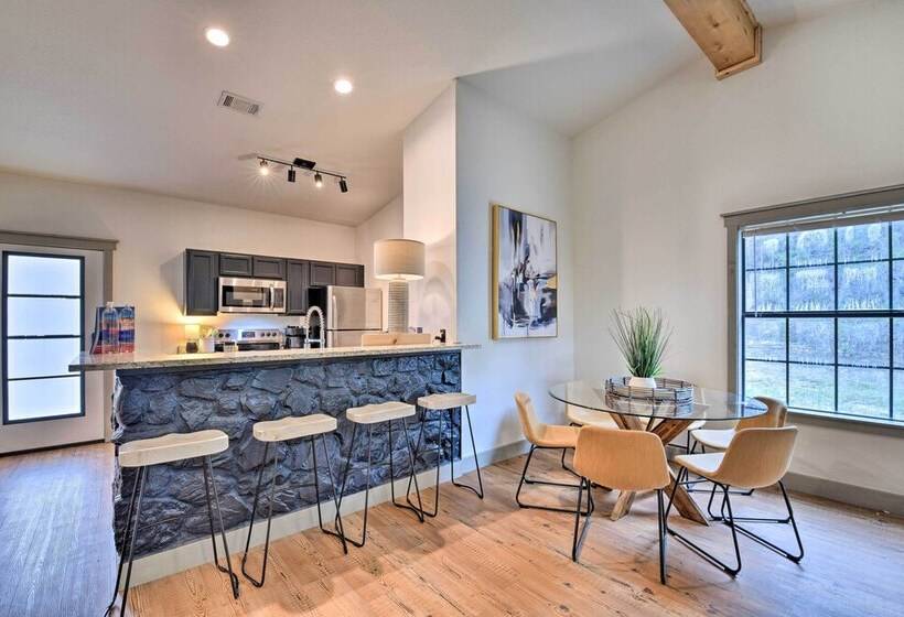 Graford Cabin W/ Rooftop Deck & Lake Views!