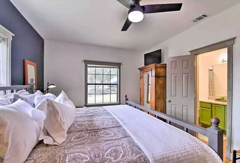 Graford Cabin W/ Rooftop Deck & Lake Views!