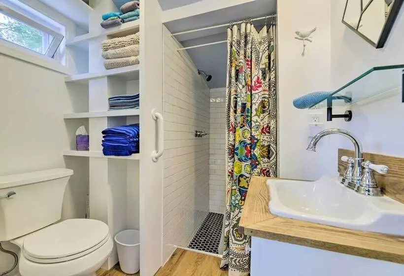 Lakefront Cottage W/ Covered Porch & Dock!