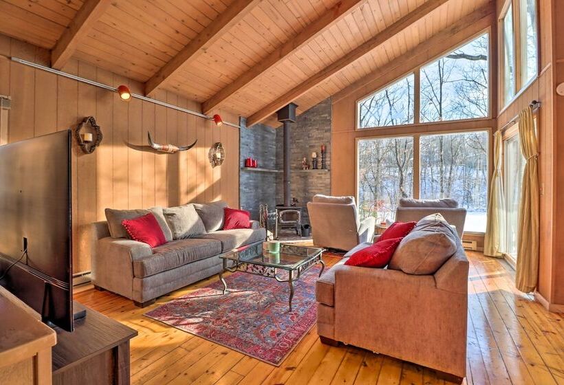 Fire Pit & Grill: Lakefront Poconos Cottage!