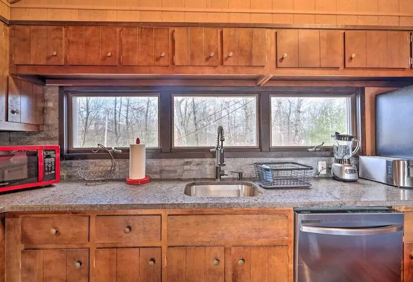 Fire Pit & Grill: Lakefront Poconos Cottage!