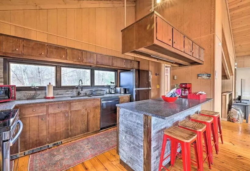 Fire Pit & Grill: Lakefront Poconos Cottage!