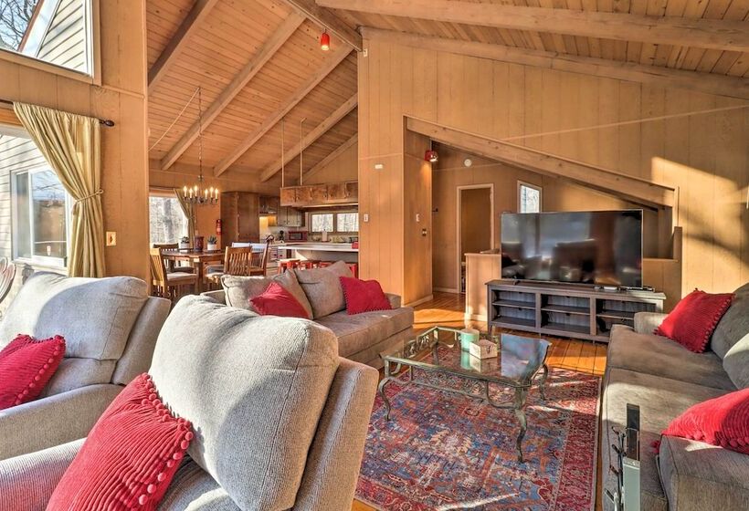 Fire Pit & Grill: Lakefront Poconos Cottage!