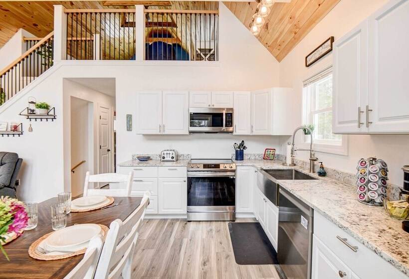 Maine Retreat W/ Balcony: 5 Mi To Lakes