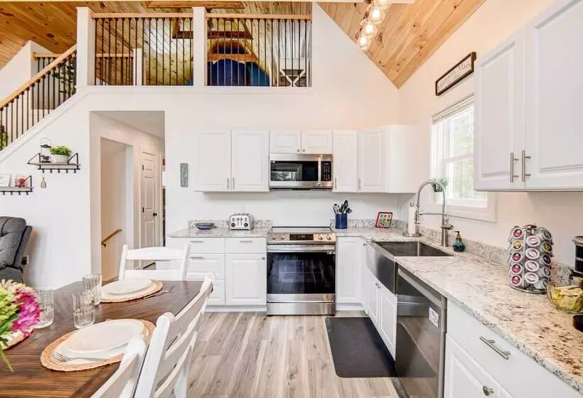 Maine Retreat W/ Balcony: 5 Mi To Lakes