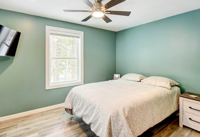 Maine Retreat W/ Balcony: 5 Mi To Lakes
