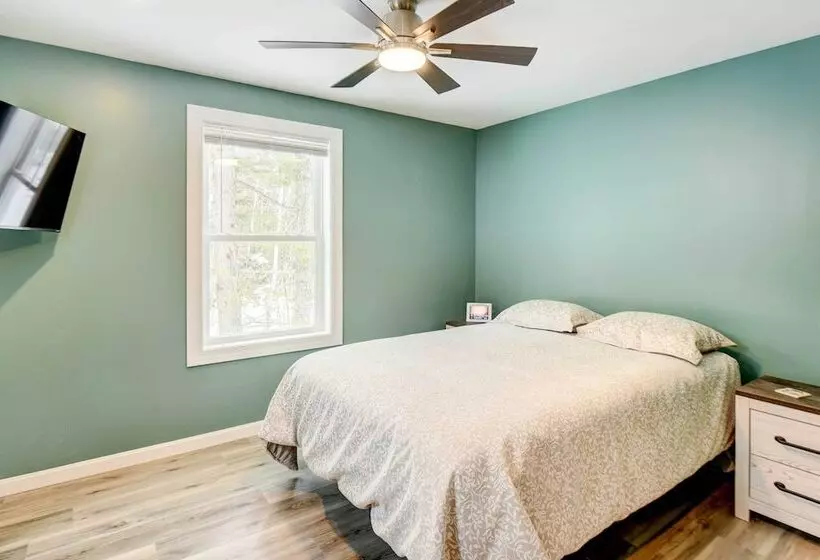 Maine Retreat W/ Balcony: 5 Mi To Lakes