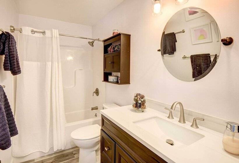 Maine Retreat W/ Balcony: 5 Mi To Lakes