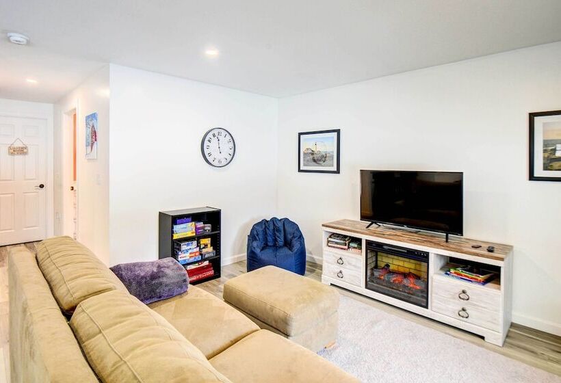 Maine Retreat W/ Balcony: 5 Mi To Lakes