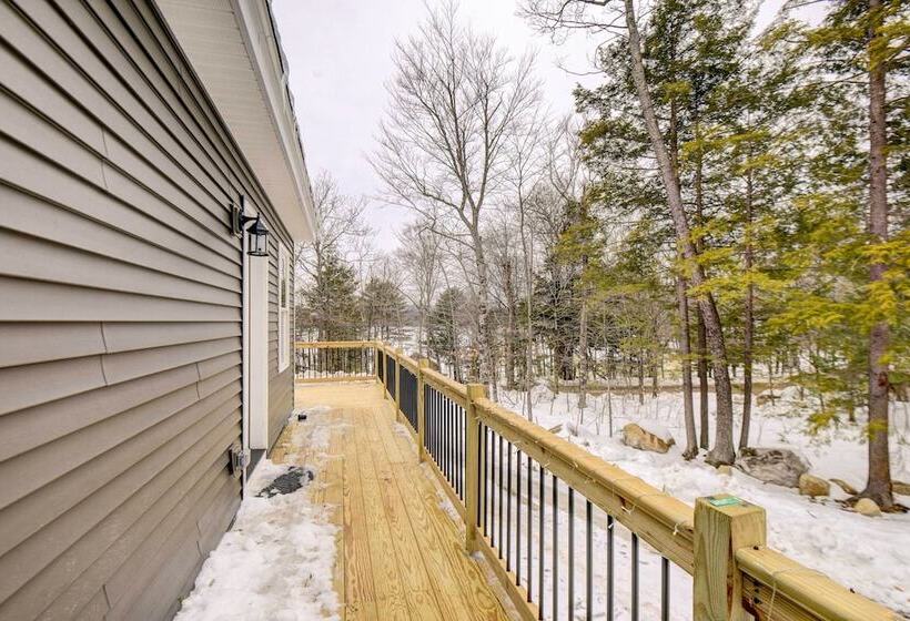 Maine Retreat W/ Balcony: 5 Mi To Lakes