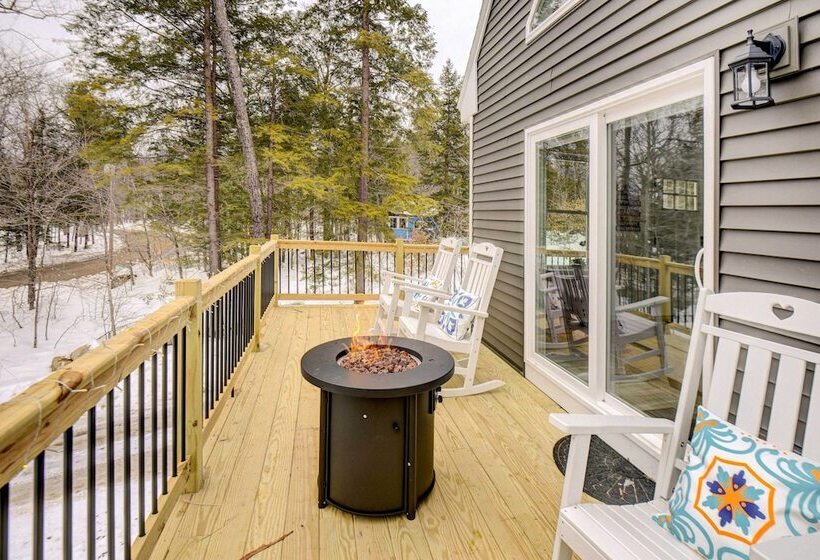 Maine Retreat W/ Balcony: 5 Mi To Lakes