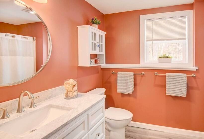 Maine Retreat W/ Balcony: 5 Mi To Lakes