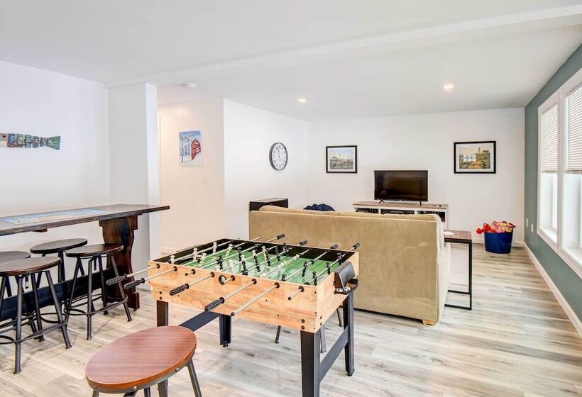 Maine Retreat W/ Balcony: 5 Mi To Lakes