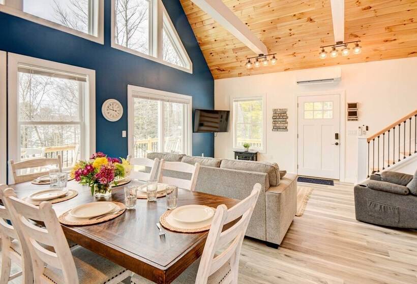 Maine Retreat W/ Balcony: 5 Mi To Lakes