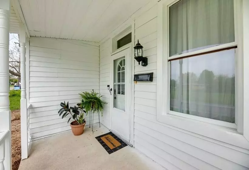 Modern Family Home In Mason W/ Backyard + Fire Pit