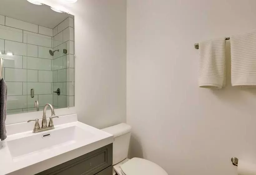 Modern Family Home In Mason W/ Backyard + Fire Pit