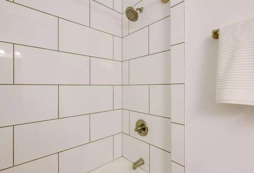 Modern Family Home In Mason W/ Backyard + Fire Pit