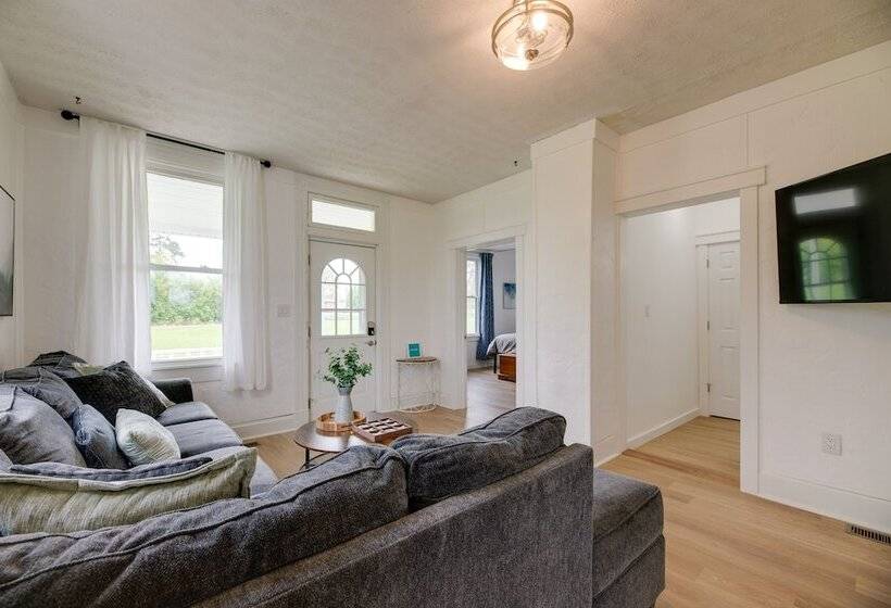 Modern Family Home In Mason W/ Backyard + Fire Pit