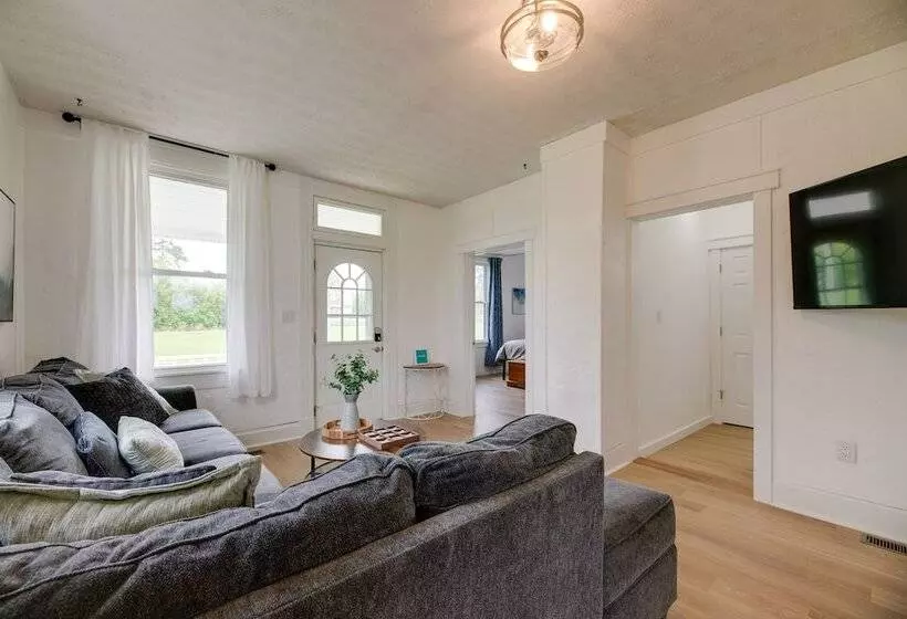 Modern Family Home In Mason W/ Backyard + Fire Pit