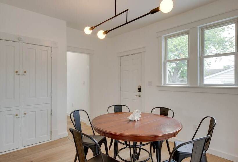 Modern Family Home In Mason W/ Backyard + Fire Pit