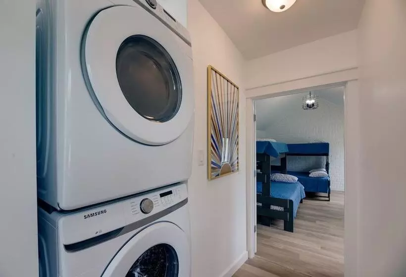 Modern Family Home In Mason W/ Backyard + Fire Pit