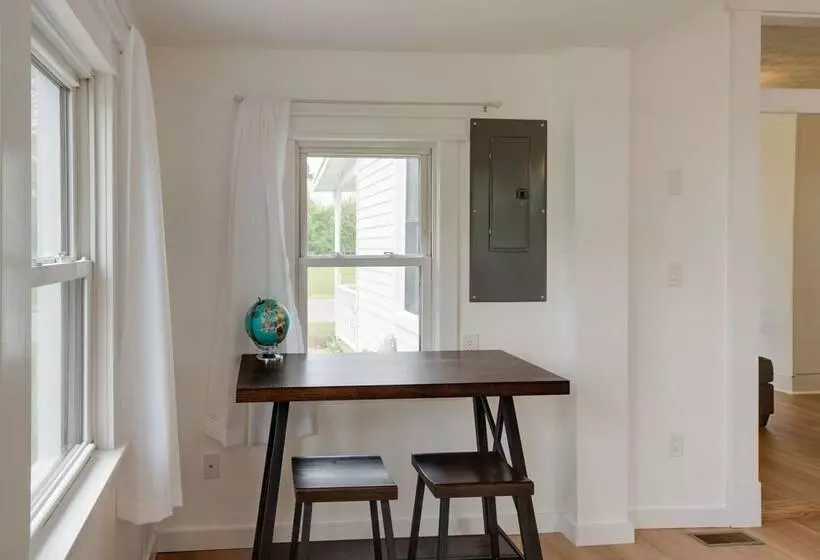 Modern Family Home In Mason W/ Backyard + Fire Pit