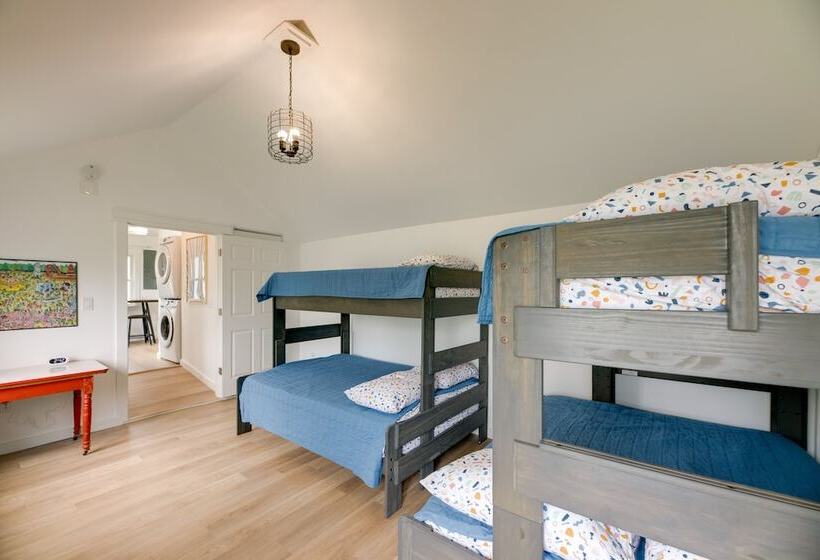 Modern Family Home In Mason W/ Backyard + Fire Pit