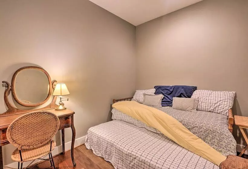 Morrisonville Manor W/ Fire Pit & Hot Tub!