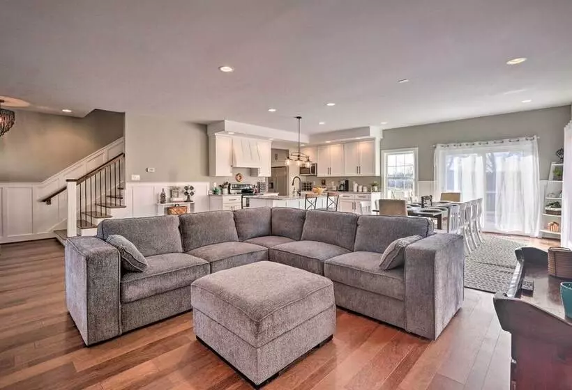 Morrisonville Manor W/ Fire Pit & Hot Tub!