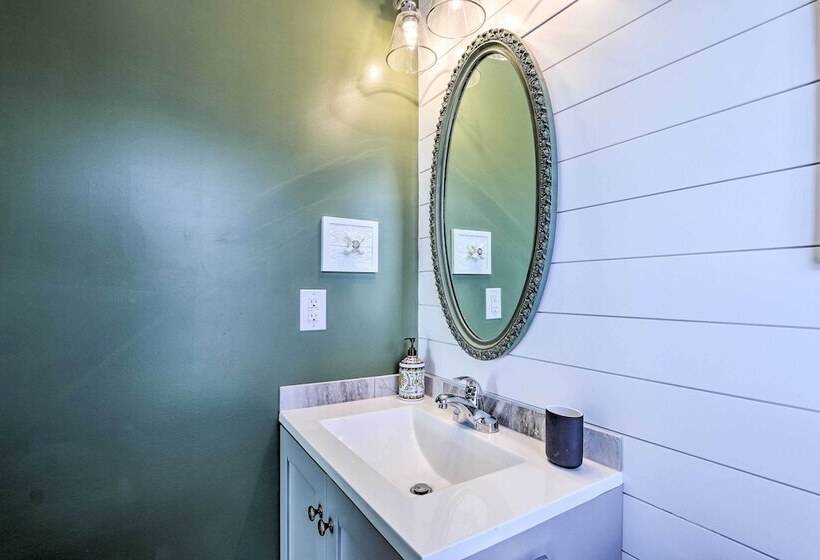 Morrisonville Manor W/ Fire Pit & Hot Tub!