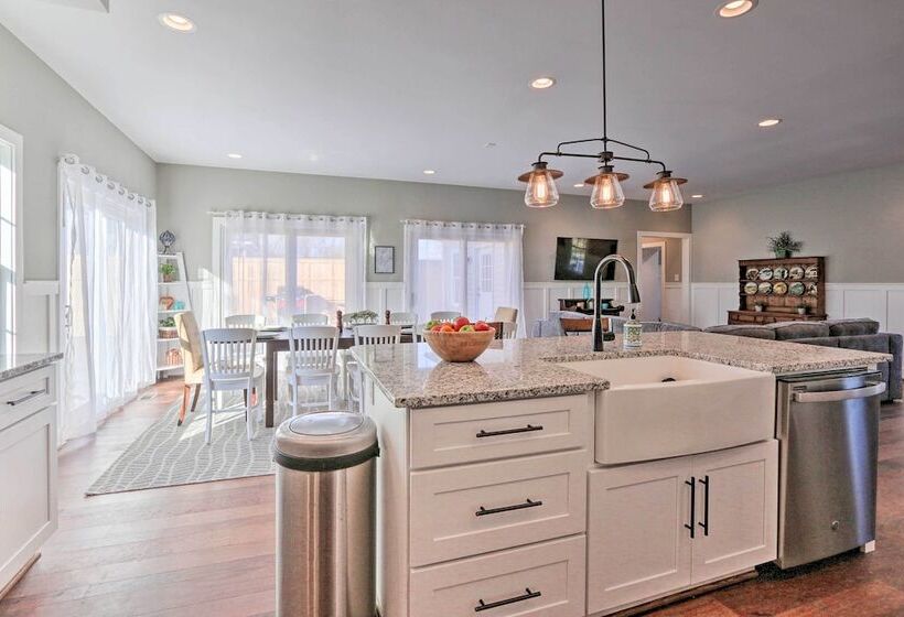 Morrisonville Manor W/ Fire Pit & Hot Tub!