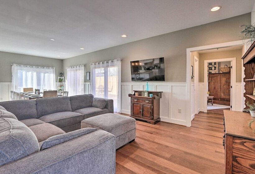 Morrisonville Manor W/ Fire Pit & Hot Tub!