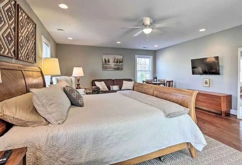 Morrisonville Manor W/ Fire Pit & Hot Tub!