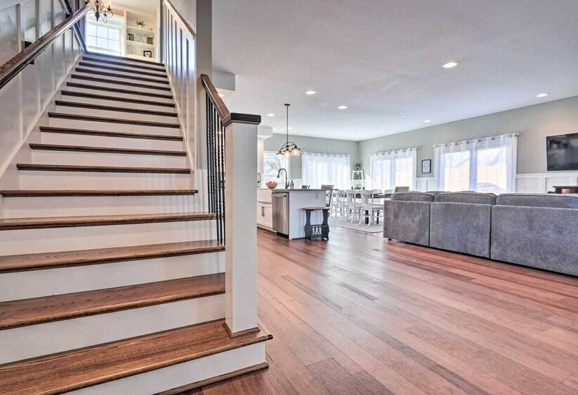 Morrisonville Manor W/ Fire Pit & Hot Tub!
