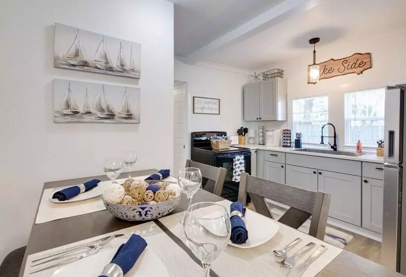 Nautical Akron Cottage W/ Sunroom + Lake Views!