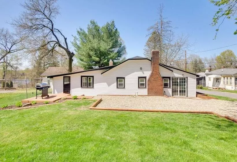 Nautical Akron Cottage W/ Sunroom + Lake Views!