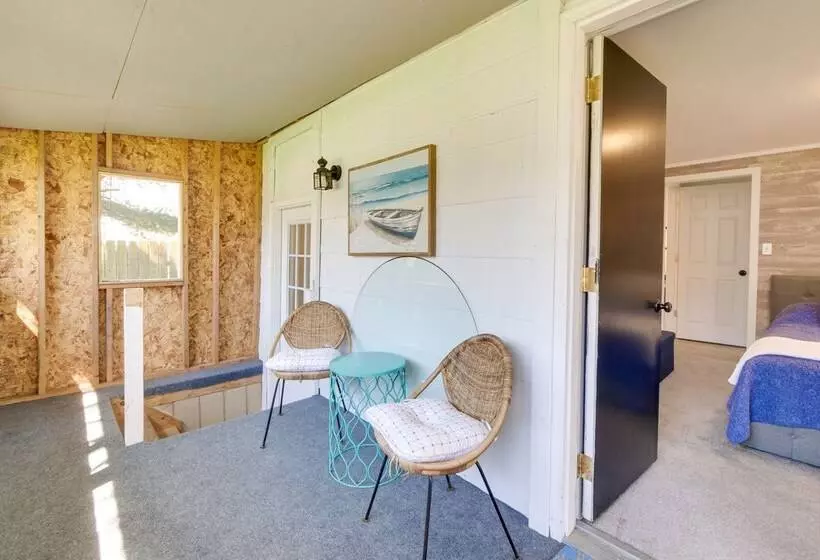 Nautical Akron Cottage W/ Sunroom + Lake Views!