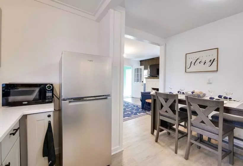 Nautical Akron Cottage W/ Sunroom + Lake Views!