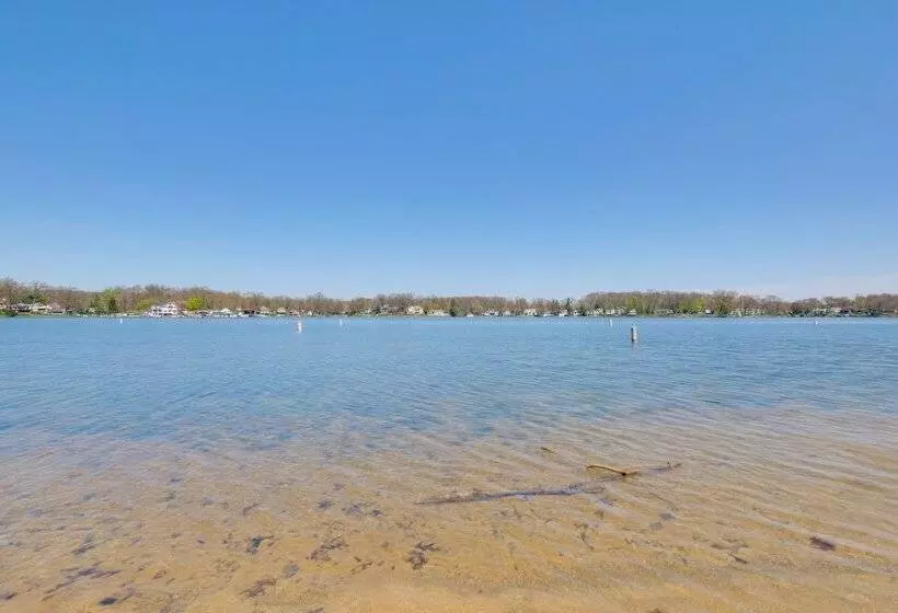 Nautical Akron Cottage W/ Sunroom + Lake Views!