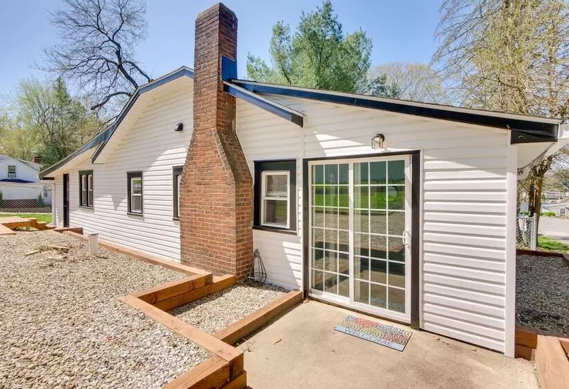 Nautical Akron Cottage W/ Sunroom + Lake Views!