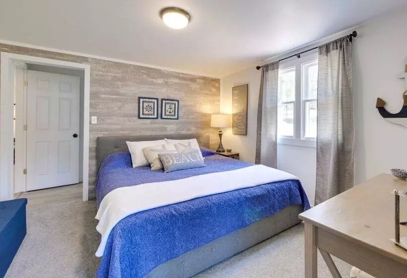 Nautical Akron Cottage W/ Sunroom + Lake Views!